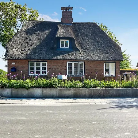 2 Bedroom Beautiful In Emmelsbuell-horsbuell Prázdninový dům *